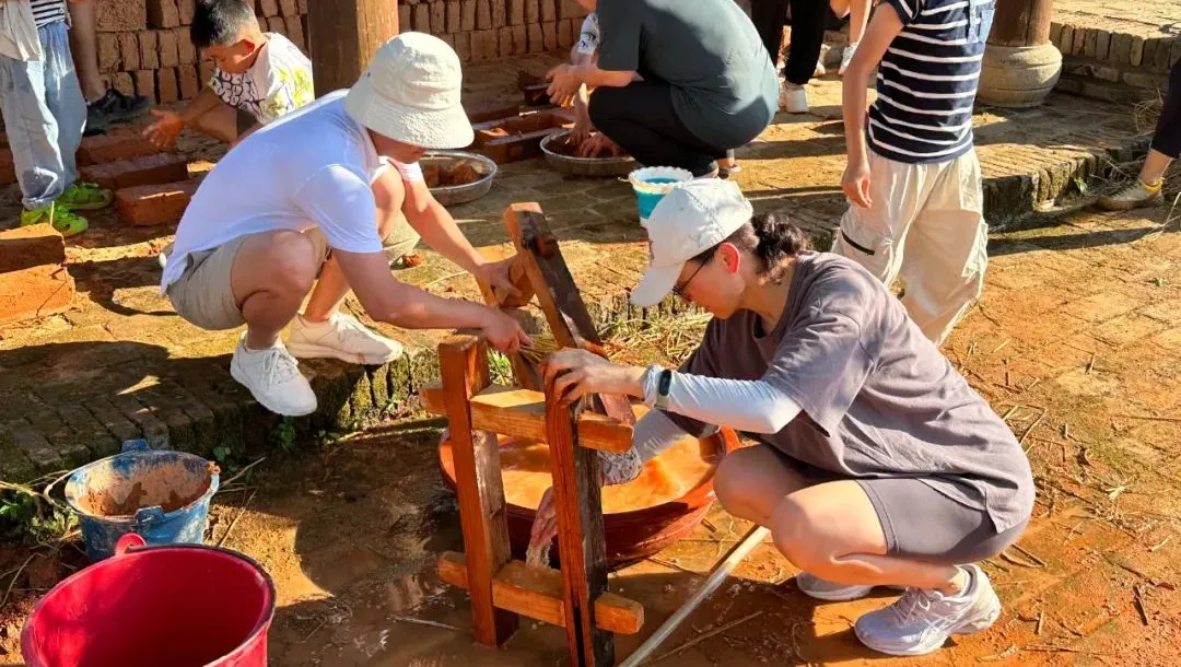 保证脱模的顺利，做每块砖之间都要清洗浸泡模具