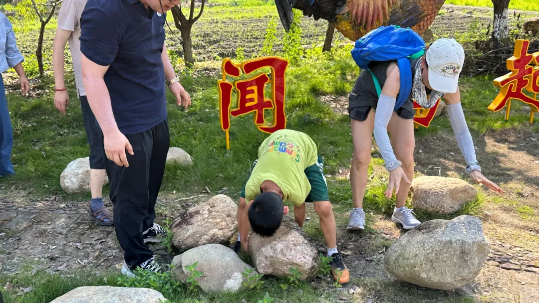小朋友主动搬走石块扫除板车前进路上的障碍