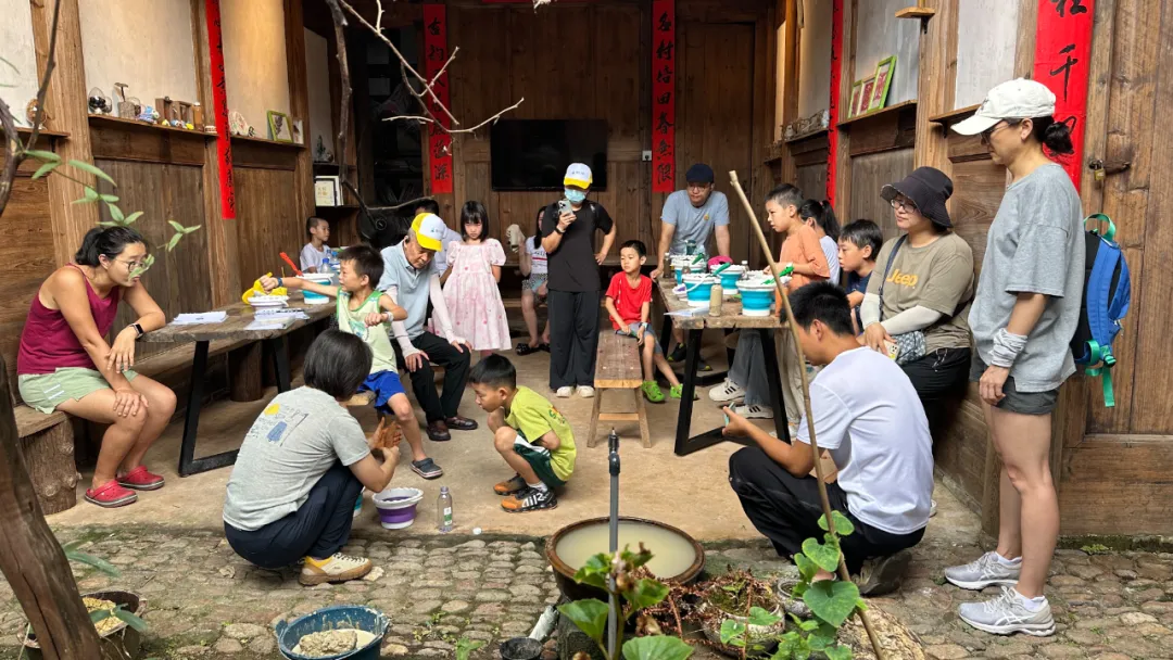 在培田的祠堂里给营员们讲解实验的万丽老师
